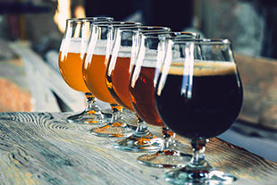 5種類のビールが縦一列に並んでいる