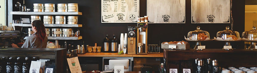 コーヒーとパンが置いてあるおしゃれなカフェ横長の画像