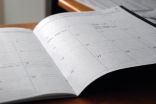 月別の詳細が記載できるメモ用のカレンダーが机の上に置いてある